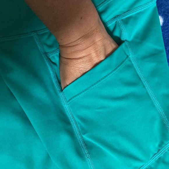 Zyia active - green Capri length leggings with side pockets size 8-10 - Picture 3 of 4